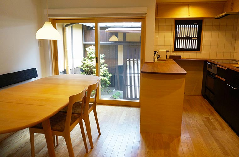 京の温所 岡崎のキッチンダイニング
