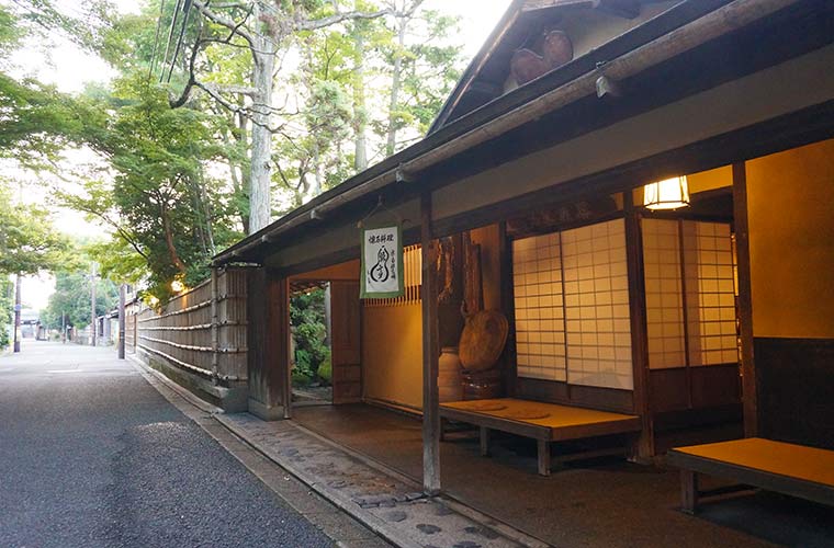 宿の周辺には昔ながらの造りをそのままに残した町家やご飯どころが