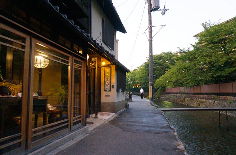 白川沿いは映画のロケに使われたりもしている隠れた人気スポット