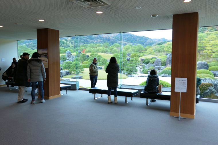 枯山水庭が眺められるロビー