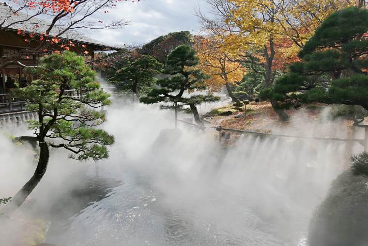 ミストシャワーで中海の湖面に立ちのぼる霧を表現