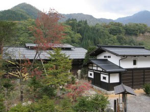 山里のいおり　草円