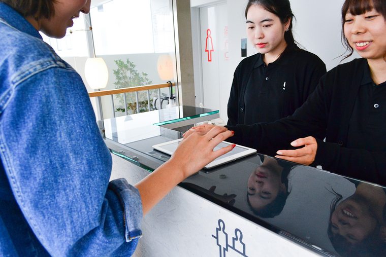 「ナインアワーズ浅草」チェックインはiPadで