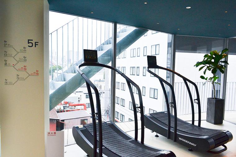 「ナインアワーズ浅草」浅草の町並みを眺められるジムやラウンジも