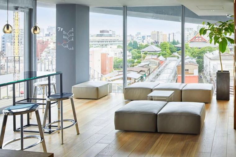 「ナインアワーズ浅草」ラウンジ