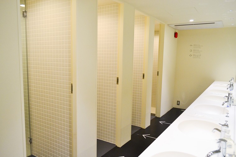 「ナインアワーズ浅草」ロッカーの横にシャワーブース