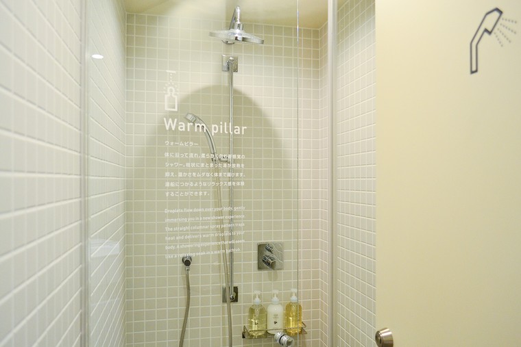「ナインアワーズ浅草」シャワーブースには「ウォームピラー」