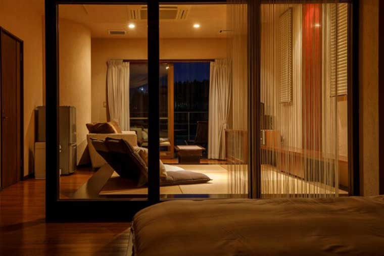 里山の宿 薪の音