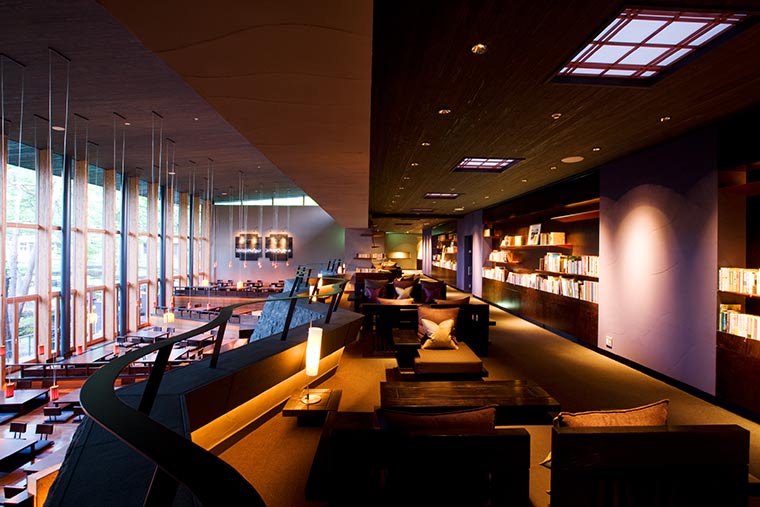 星のや軽井沢のライブラリーラウンジ