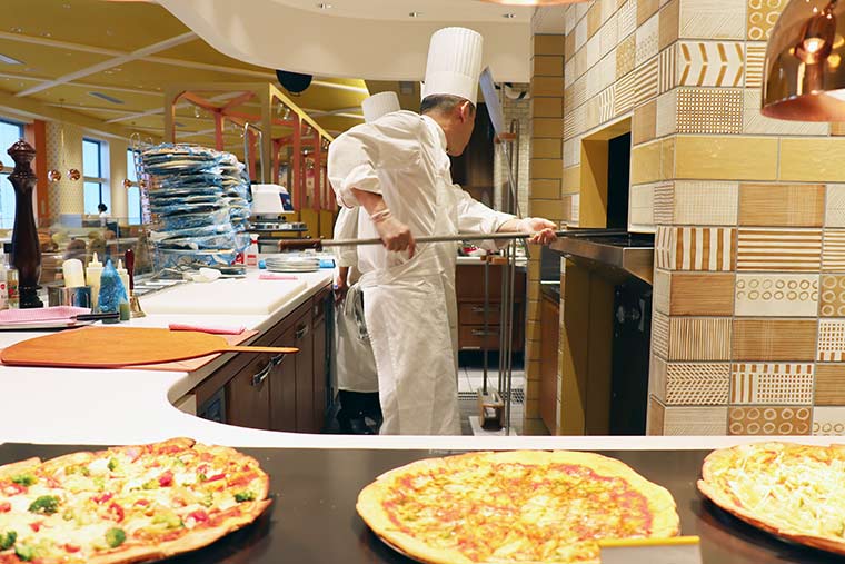 ヴィータ ダイニングで焼き立てピザ