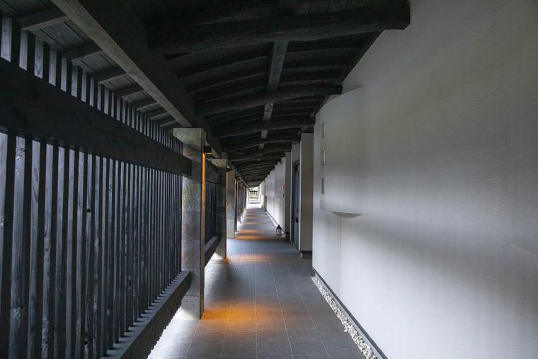 富岳群青　廊下