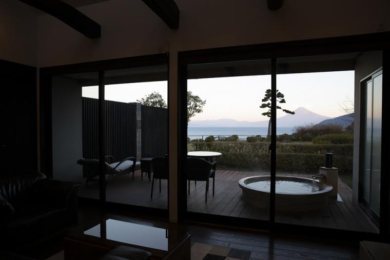 富岳群青　朝焼けの富士山