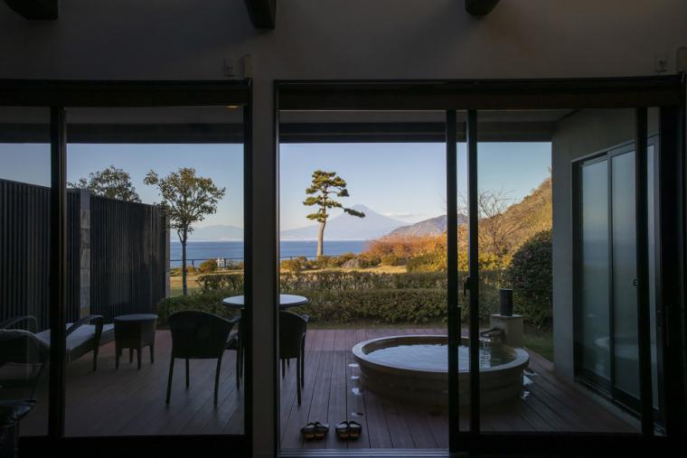 富岳群青　客室から望む富士山