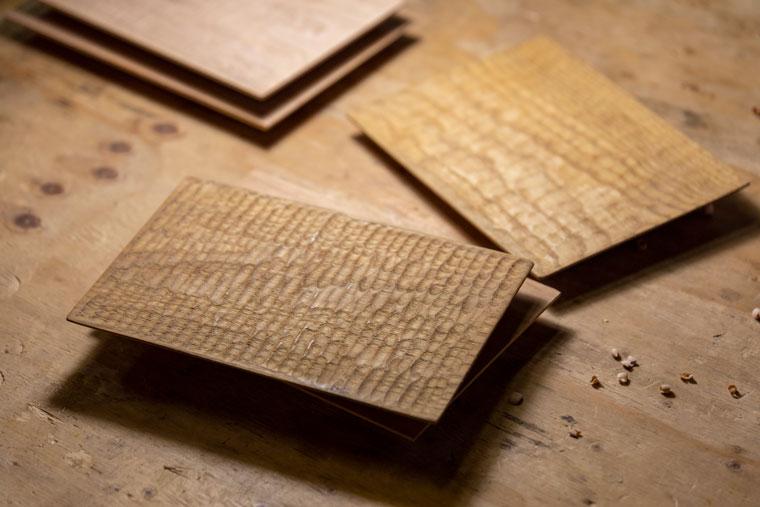 手彫りの跡が柔らかなトレイ