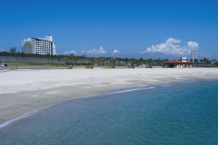 波の音を聞きながら過ごす美しい人工ビーチ