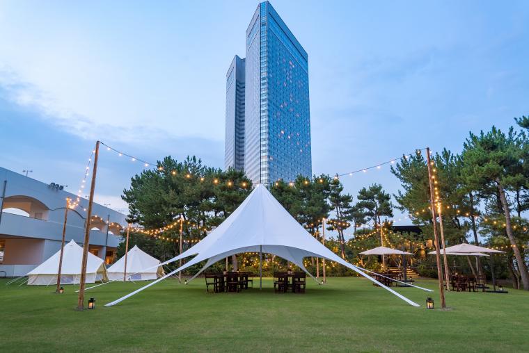 ピクニックにも最適な芝生広場