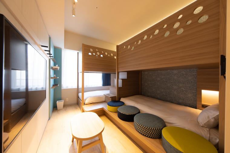 サイドボードの高い2段ベッドが印象的な「ファミリールーム」