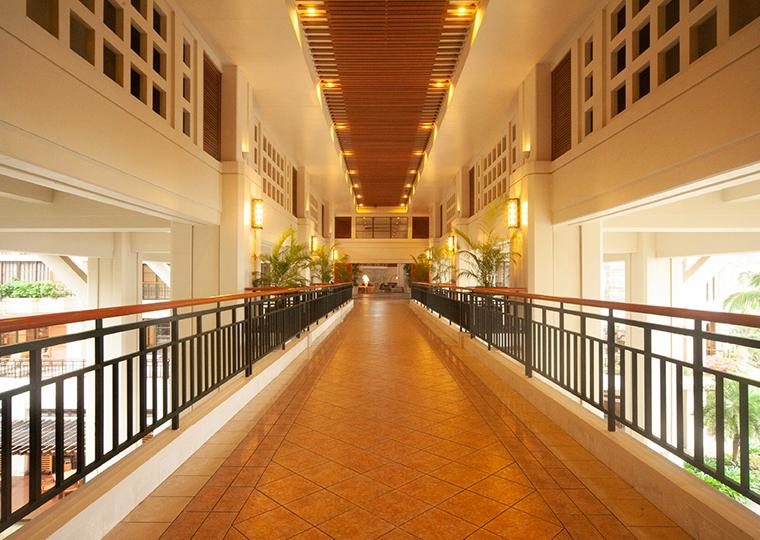 ザ・ブセナテラス　オープンエアーな渡り廊下