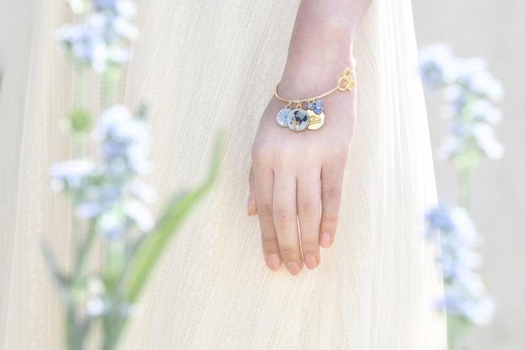 「しあわせのブルー」に包まれる！東京ディズニーリゾートの新コンセプトアイテム「Disney Blue Ever After」誕生