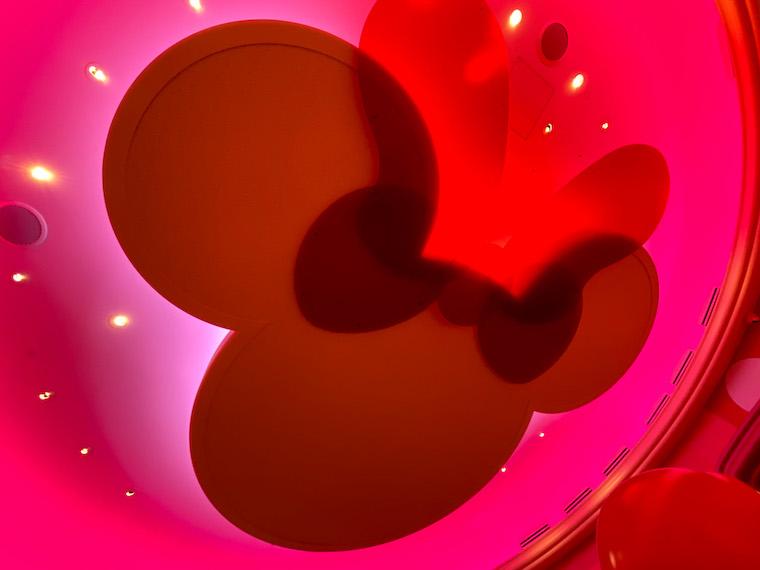 東京ディズニーランド「ミニーのスタイルスタジオ」夏限定ファッションを公開！