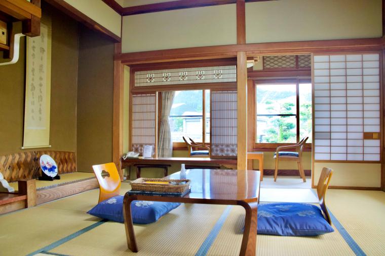 看板猫ランキング１位のハチは今日も元気120％でお客様をおもてなし！？