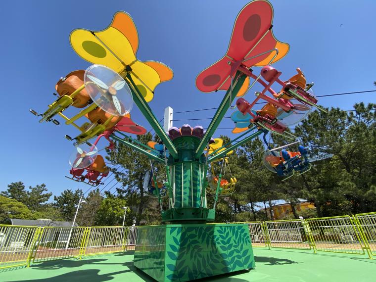 熱帯雨林の島で出会う蝶のアトラクション「バタフライダー」