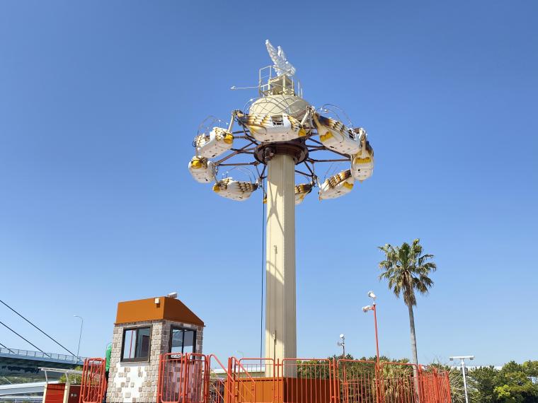 ワシ型ライドに乗って空を飛ぶ「フライトイーグル」