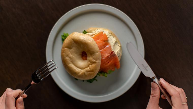 朝食で提供されるベーグルサンド