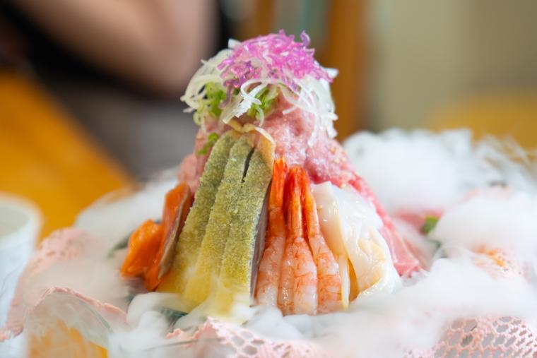 小松まぐろを使った新鮮な魚介の山ほこ丼