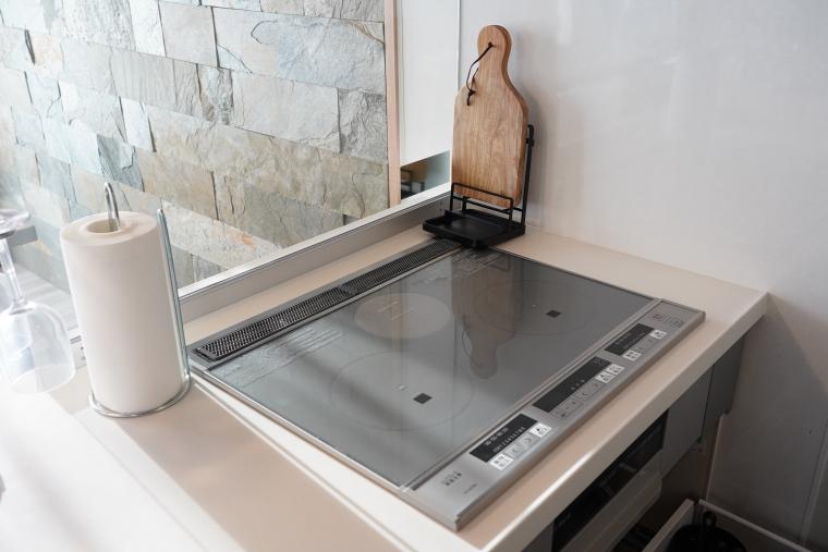 システムキッチンに3口のIHコンロ