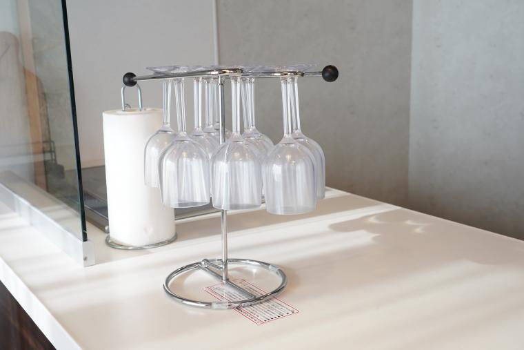 グラスやカップはプラスチック製