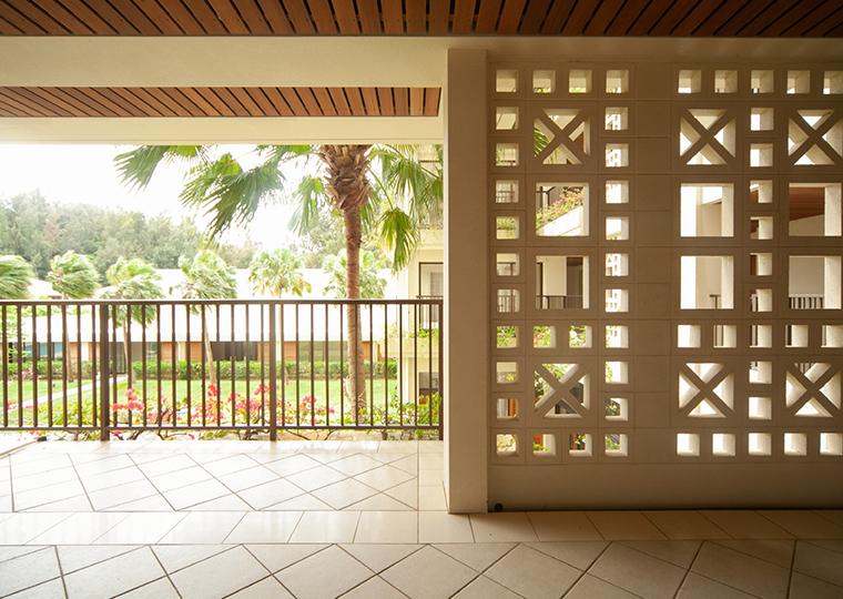 ザ・テラスクラブ　アット　ブセナ　花レンガのオープンエアー構造