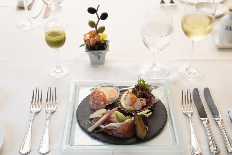 パロマ産プロシュートと有明海でとれたヒオウギ貝のマリネ