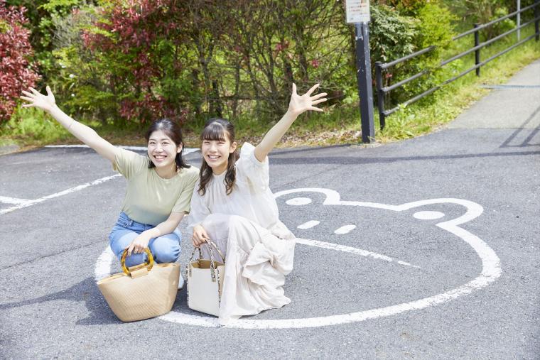 カエルのイラストの上でポーズ