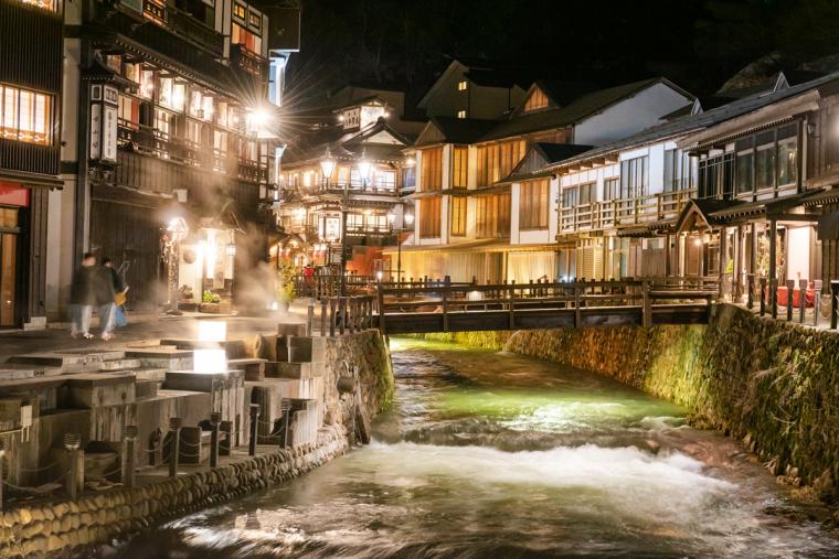 銀山温泉のノスタルジックな街歩きとグルメを満喫！おすすめ散策コース