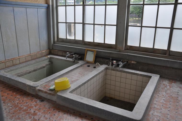 酒蔵に設けられた温泉浴槽