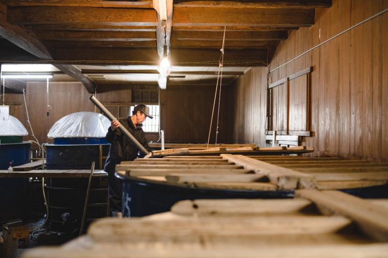 蒸米を均一になるように櫂を入れ続ける