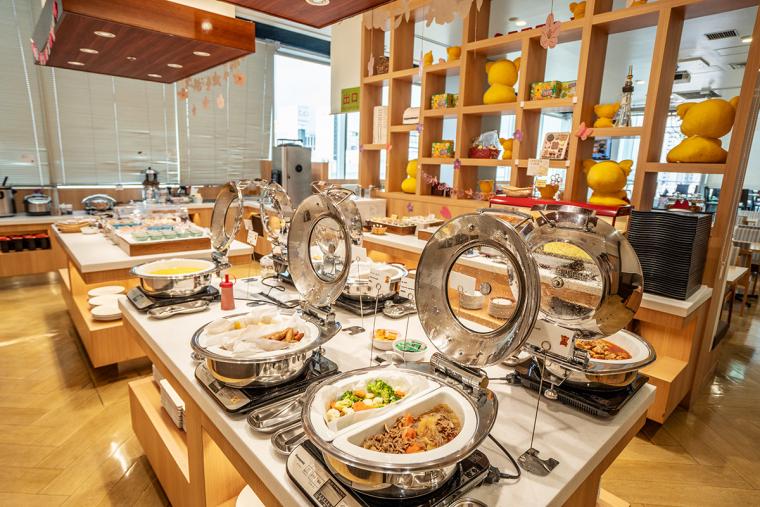 お菓子詰め放題や限定スイーツなど、コアラのマーチづくしの滞在を