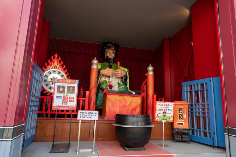 温泉の川が流れる「登別温泉」で街歩きと足湯旅