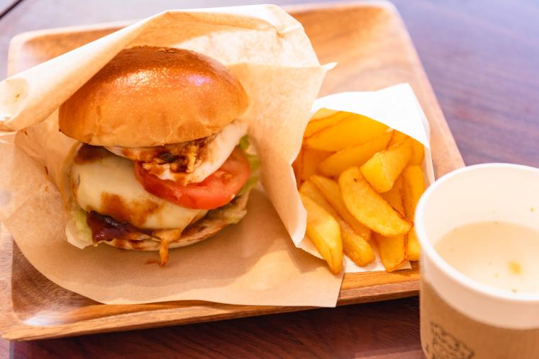 温泉の川が流れる「登別温泉」で街歩きと足湯旅