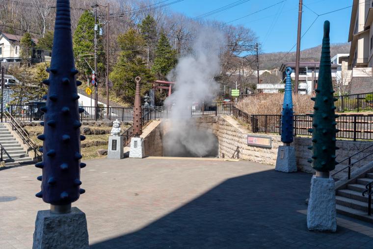 温泉の川が流れる「登別温泉」で街歩きと足湯旅