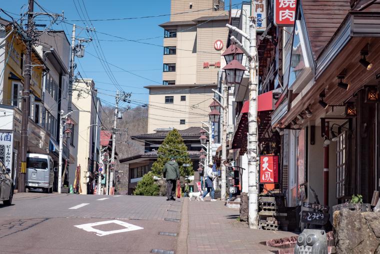 温泉の川が流れる「登別温泉」で街歩きと足湯旅