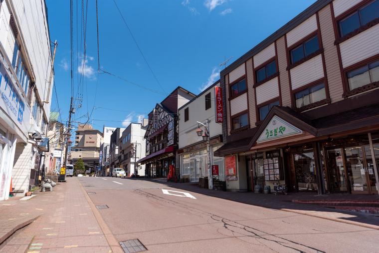 温泉の川が流れる「登別温泉」で街歩きと足湯旅