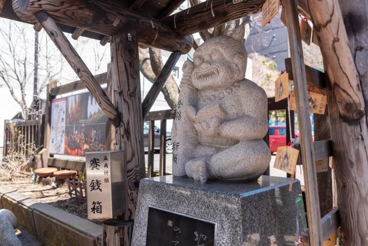 温泉の川が流れる「登別温泉」で街歩きと足湯旅