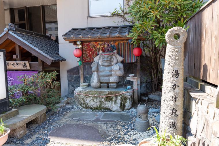 温泉の川が流れる「登別温泉」で街歩きと足湯旅