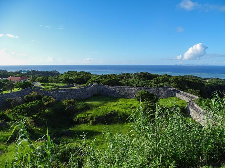 今帰仁城跡はまるで天空の城のよう