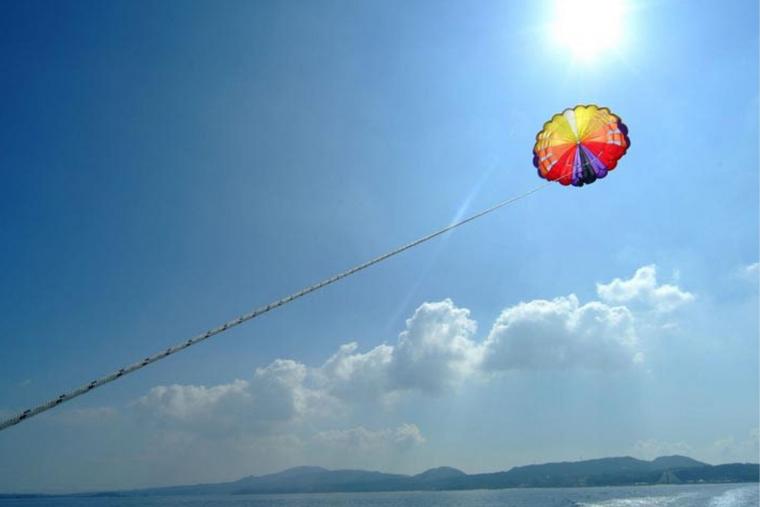 夕暮れパラセーリング