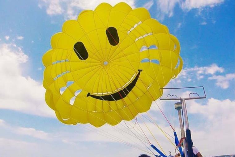 沖縄中部の海でパラセーリング