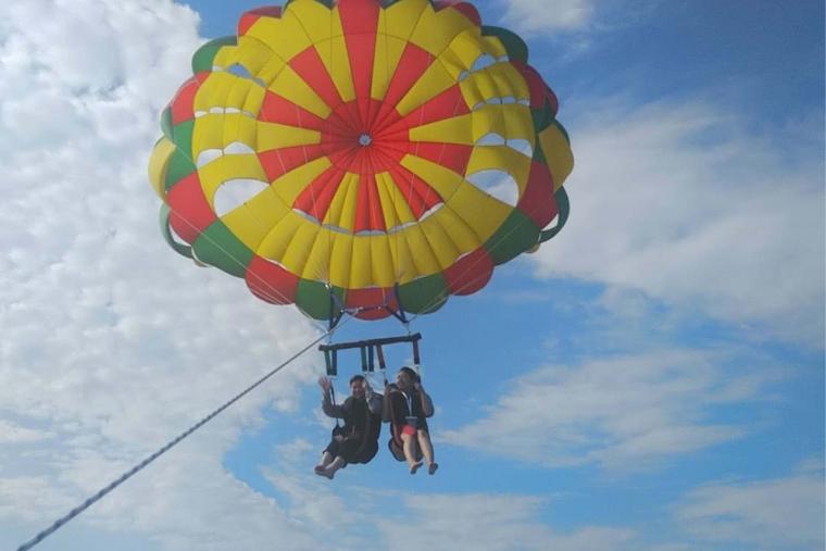 瀬底島絶景パラセーリング