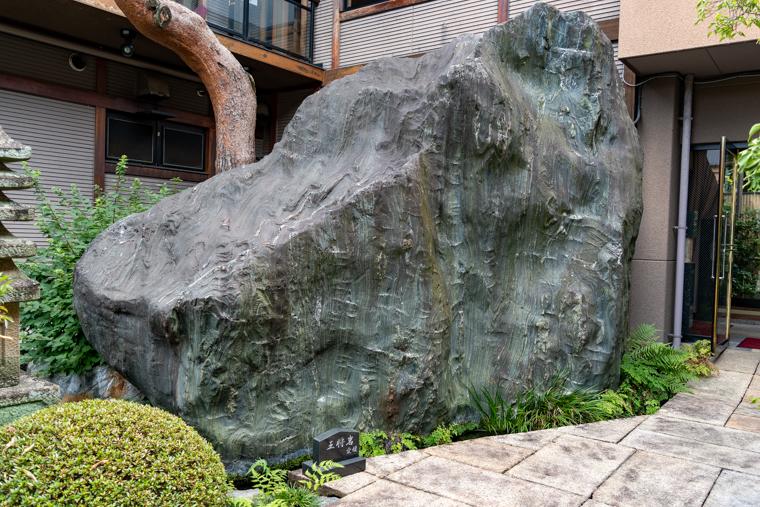 「石和温泉 銘石の宿 かげつ」で美しき日本庭園と温泉を堪能する旅へ